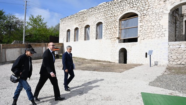 Prezident və Birinci xanım Şuşada Çöl Qala məscidində - FOTO