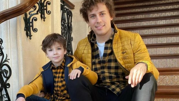 Qalkinin 11 yaşlı oğlu ilə paylaşdığı FOTOLARI başına bəla oldu 