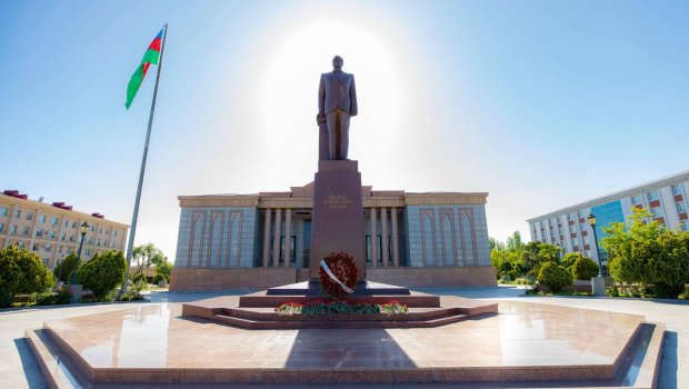 Naxçıvan DİN və Daxili Qoşunların rəhbər heyəti Ulu Öndərin abidəsini ziyarət etdi - FOTO