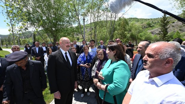 İlham Əliyev Sus kəndinin sakinləri ilə səmimi söhbət edib