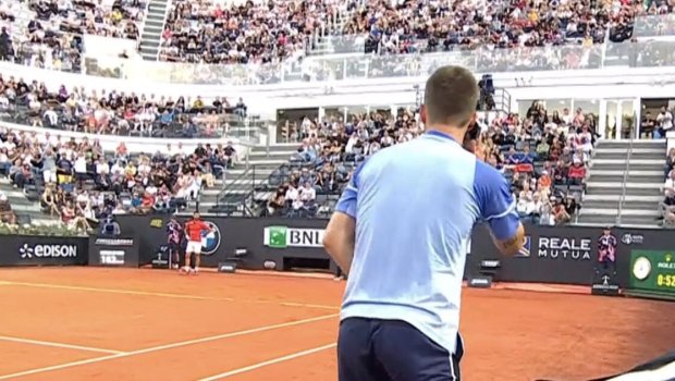 Cokoviç avtoqraf verərkən zədə aldı