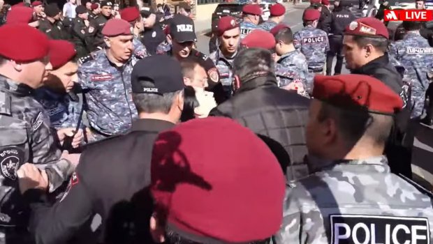 Ermənilər yenə küçələrə töküldü: İrəvanda yürüş başladı - VİDEO