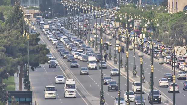 Heydər Əliyev prospektində daha bir qəza olub, yolda tıxac yaranıb - YENİLƏNİB/FOTO