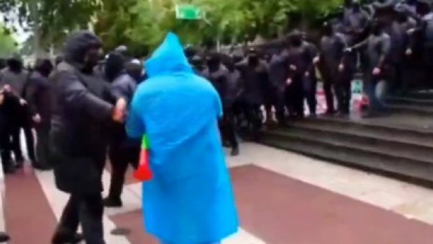 Gürcüstanda vəziyyət gərginləşdi, polislə etirazçılar arasında toqquşma yaşanıb - VİDEO 