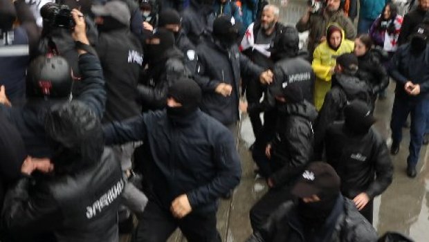 Tbilisidəki etirazlarda 13 nəfər saxlanılıb - VİDEO