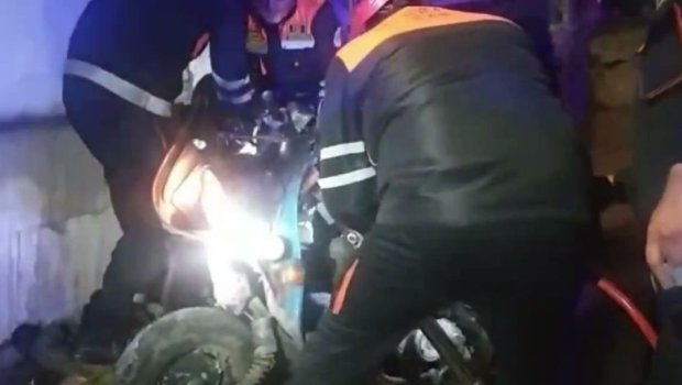 Gəncədə motosiklet divara çırpıldı - Sürücü sıxılı vəziyyətdə qaldı - VİDEO