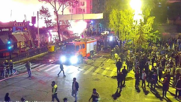 Bakıda yanğın baş verən ərazidə yol bağlandı - FOTO