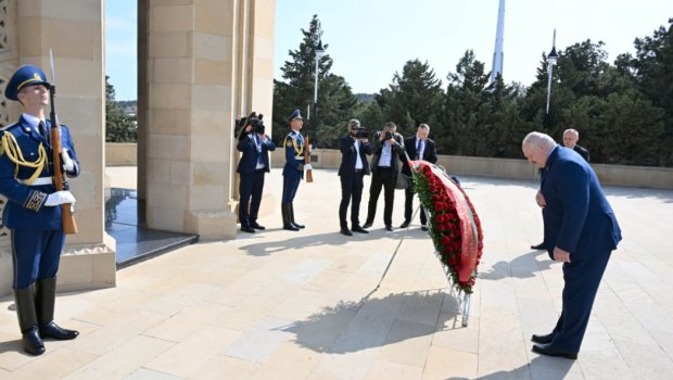 Lukaşenko Bakıda şəhidlərin xatirəsini andı - FOTO