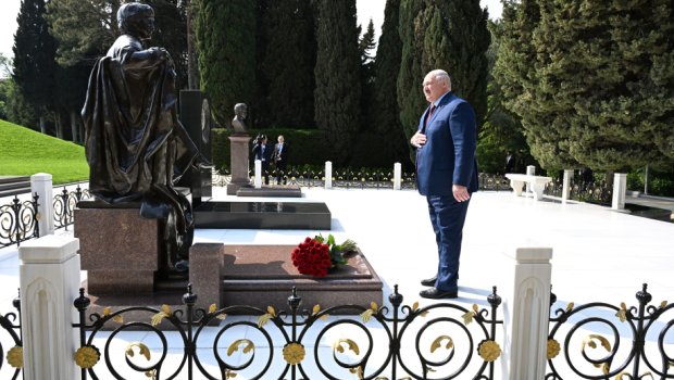 Lukaşenko Heydər Əliyevin məzarını ziyarət etdi - FOTO