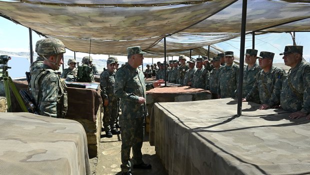 Baş Qərargah rəisi təlimləri izlədi – FOTO 