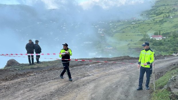 Lerikdə uçqun olan ərazidə nəqliyyatın hərəkəti nəzarətə götürülüb - FOTO
