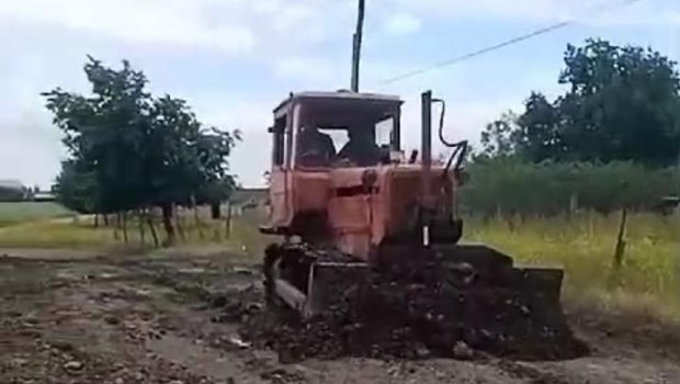 Kənd sakinləri daxili yolu özləri təmir edir - FOTO