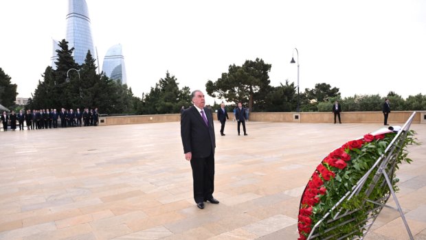 Emoməli Rəhmon Şəhidlər xiyabanını ziyarət edib - FOTO