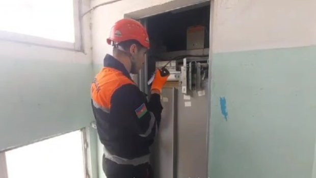 Binəqədidə liftdə köməksiz vəziyyətdə qalan şəxs xilas edildi - VİDEO 