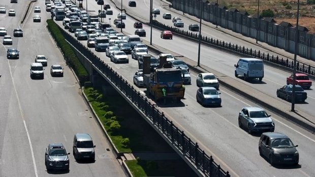 Nərimanovda nasaz yük avtomobilinin yolda qalması tıxaca səbəb olub - FOTO
