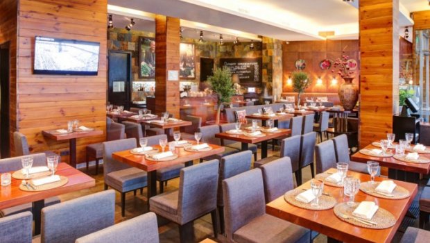 Bakıda müştəri hesaba görə restoran işlədən qadının burnunu sındırdı