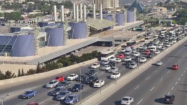Bakının bu yollarında tıxac yaranıb - SİYAHI