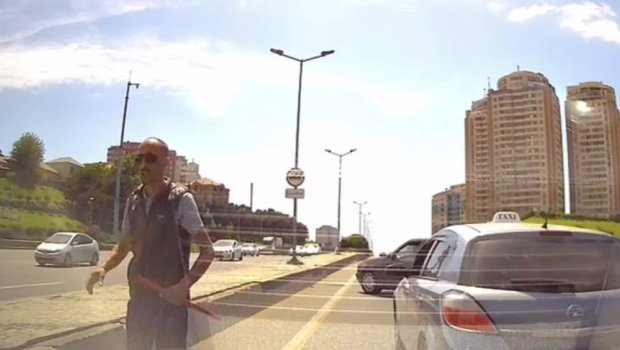 Bakıda sürücü xanımın yolunu kəsib, küt alətlə hücum etdi – ANBAAN VİDEO 