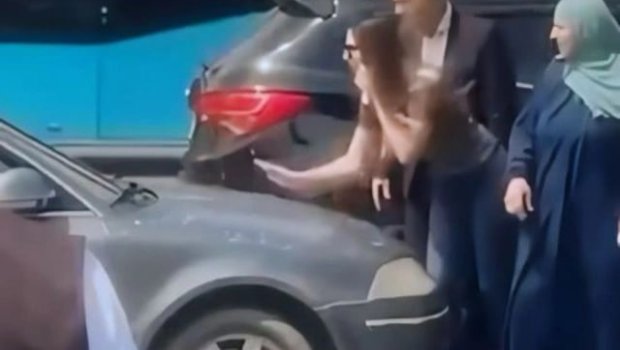 Bakıda qadın maşının qarşısını kəsib yumruq atdı – VİDEO  