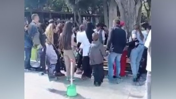 Bulvarda OLAY: Skuterdən yıxılan qız başından ağır xəsarət aldı - VİDEO