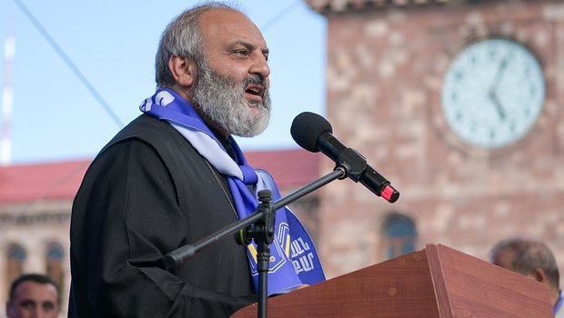 Qalstanyan tərəfdarlarına səsləndi: Sabah məmurları iş yerlərinə buraxmayın