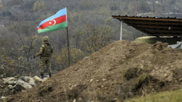 Sərhədçilərimiz üçrəngli bayrağımızı Ermənistan bayrağının əks tərəfində yerləşdirdi - FOTO