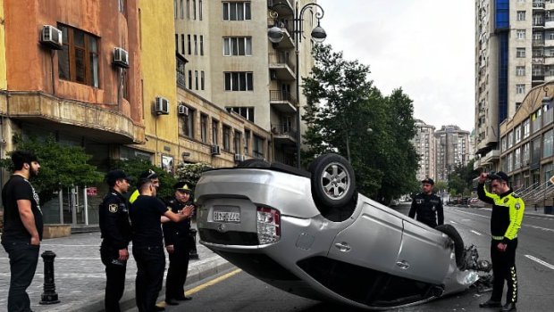 Bakıda sürücü telefona baxdı, avtomobili aşırdı - FOTO