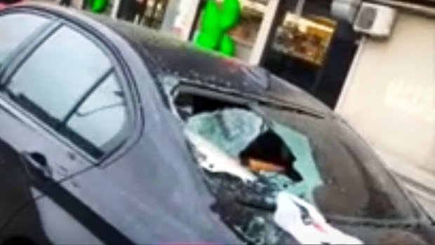 Bakıda OLAY: Qadın hirsini sevgilisinin LÜKS avtomobilindən çıxardı – VİDEO 
