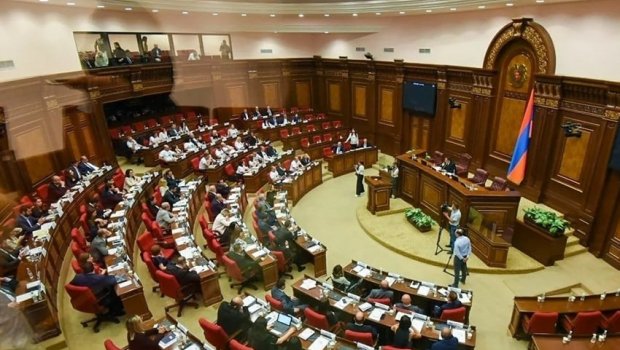 Ermənistan parlamentində deputatlar arasında DAVA DÜŞDÜ