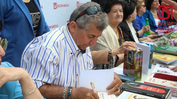 Bakıdakı festivalda türkiyəli yazar Bolat Ünsalin İMZA GÜNÜ keçirilib - FOTO 