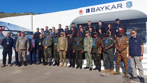 Müdafiə Nazirliyinin rəhbər heyəti Türkiyə Müdafiə Sənayesi Komitəsinin sərgisində - FOTO