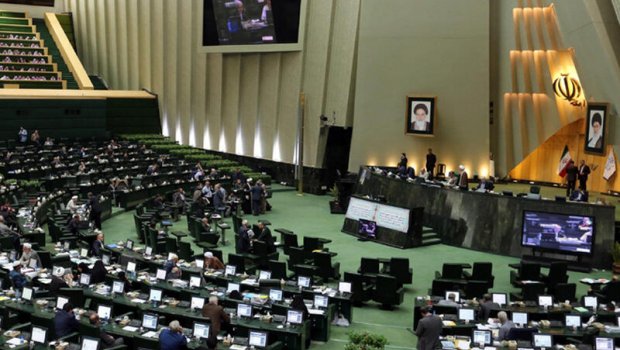 İran parlamentində DAVA: Deputatlar əlbəyaxa oldular – VİDEO