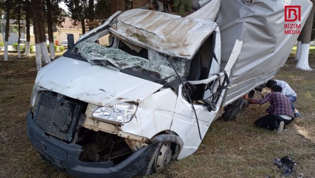 Cəlilabadda AĞIR QƏZA – Dirəyə çırpılan yük maşını aşdı – FOTO 