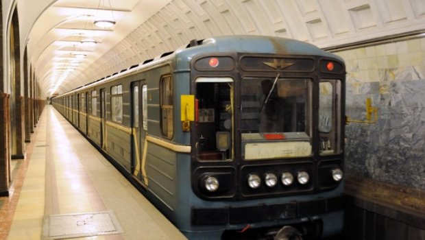 Moskva metrosunun tunelində tüstülənmə oldu, 171 nəfər təxliyyə edildi - VİDEO