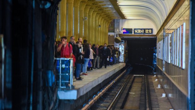 Bakıda metroda qatar yoluna yıxılan sərnişin həlak olub
