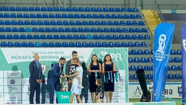 “Qarabağ”a kubok təqdim olundu - FOTO
