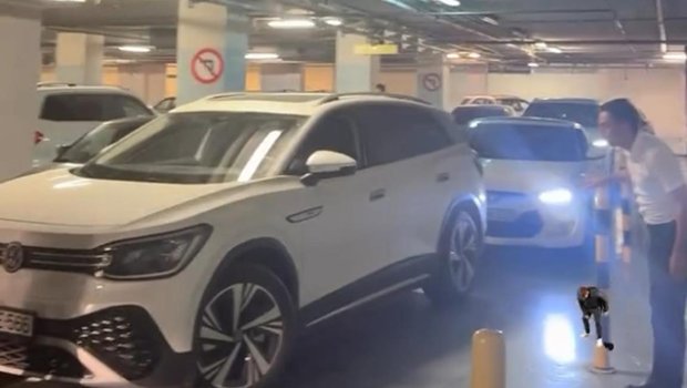 Maşınlar “28 Mall”un parkinqində saatlarla tıxacda qaldı - FOTO/VİDEO