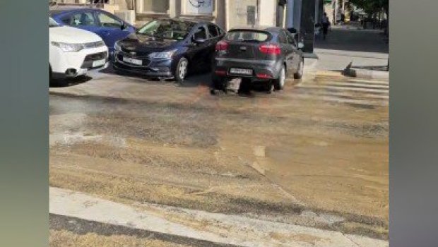 Bakının mərkəzində su xəttində qəza oldu - VİDEO