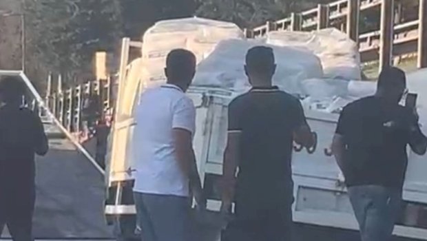 Bakıda tikinti materialı daşıyan yük maşını qəzaya uğradı - Avtomobillər toza batdı - VİDEO