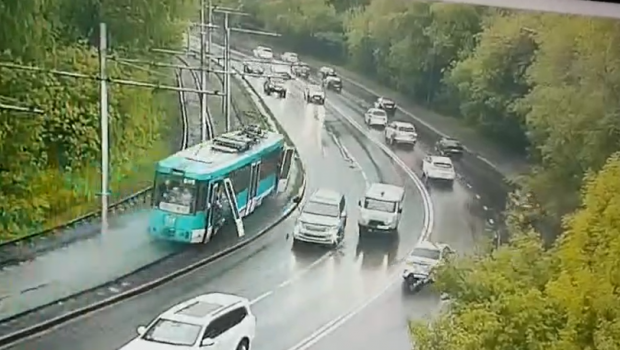 Rusiyada dəhşətli olay: Sərnişinlər tramvaydan yola yıxıldı - VİDEO