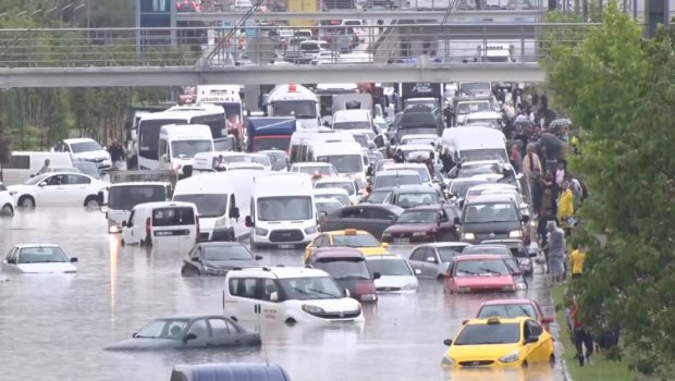 Ankara küçələri sel sularına QƏRQ OLUB - FOTO/VİDEO 