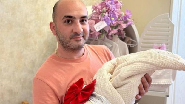 Aktyor Nicat dünyaya gələn qızı ilə ilk dəfə FOTOLARINI paylaşdı