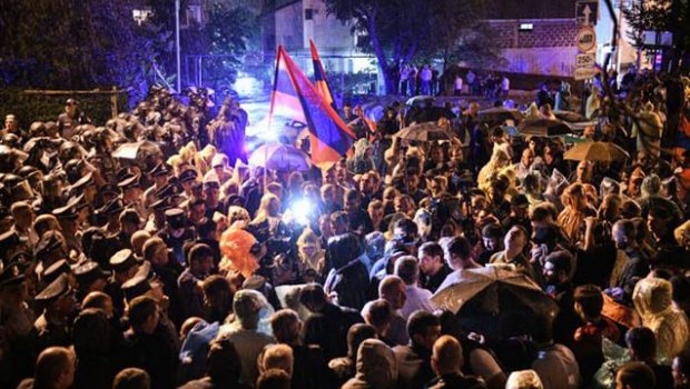 İrəvanda etirazçılar mərkəzi prospekti bağladı