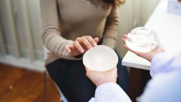 Məşhur klinikada çalışan həkim sinə əməliyyatı etdiyi qadınla münasibətdə oldu, başına İŞ GƏLDİ