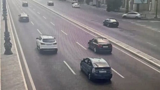 Ayağını pəncərədən çıxarıb 