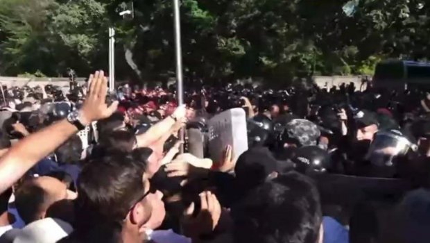 Ermənistanda polislə etirazçılar arasında toqquşma YAŞANIR - ANBAAN VİDEO 