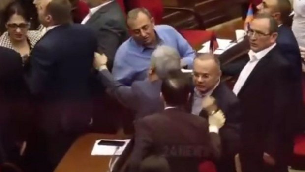 Paşinyan erməni hərbçiləri “qorxaq fərari generallar” adlandırdı, parlamentdə DAVA DÜŞDÜ - VİDEO