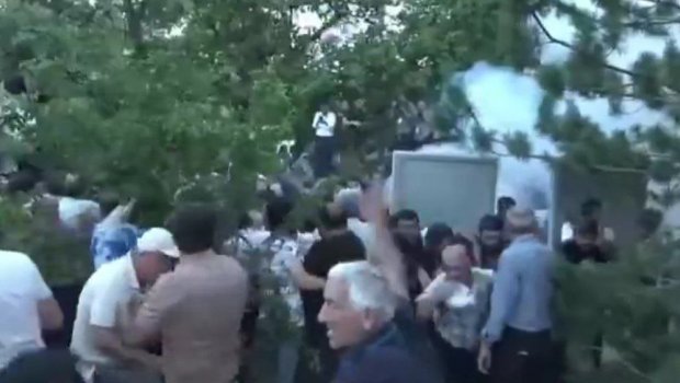 İrəvanda VƏZİYYƏT GƏRGİNDİR: Polis etirazçılara səs bombaları atır - VİDEO