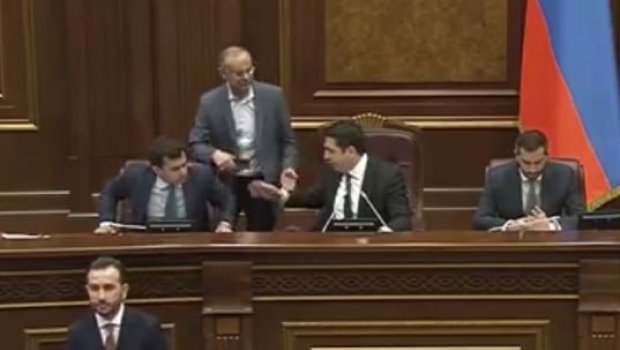 Erməni spiker Xocalı qatilini parlamentin tribunasından qovdu – VİDEO