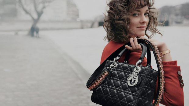 “Dior” qalmaqalın MƏRKƏZİNDƏ - Çantaları 53 avroya alıb, 2600-ə satıb